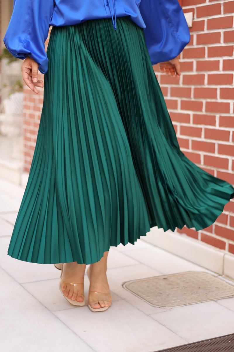 Lariva Emerald Satin Skirt