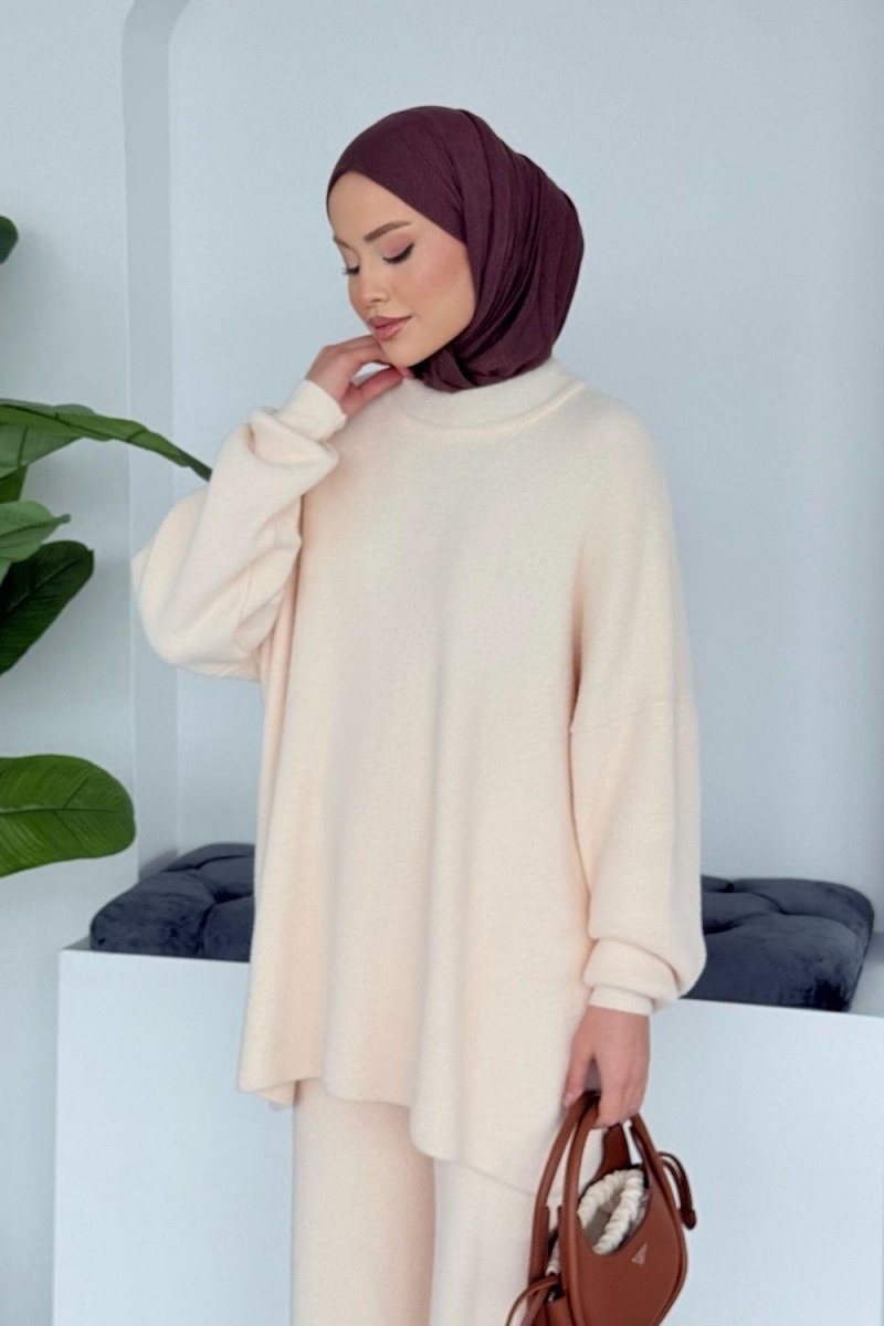 Dik Yaka Triko Krem Takım