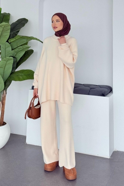 Dik Yaka Triko Krem Takım