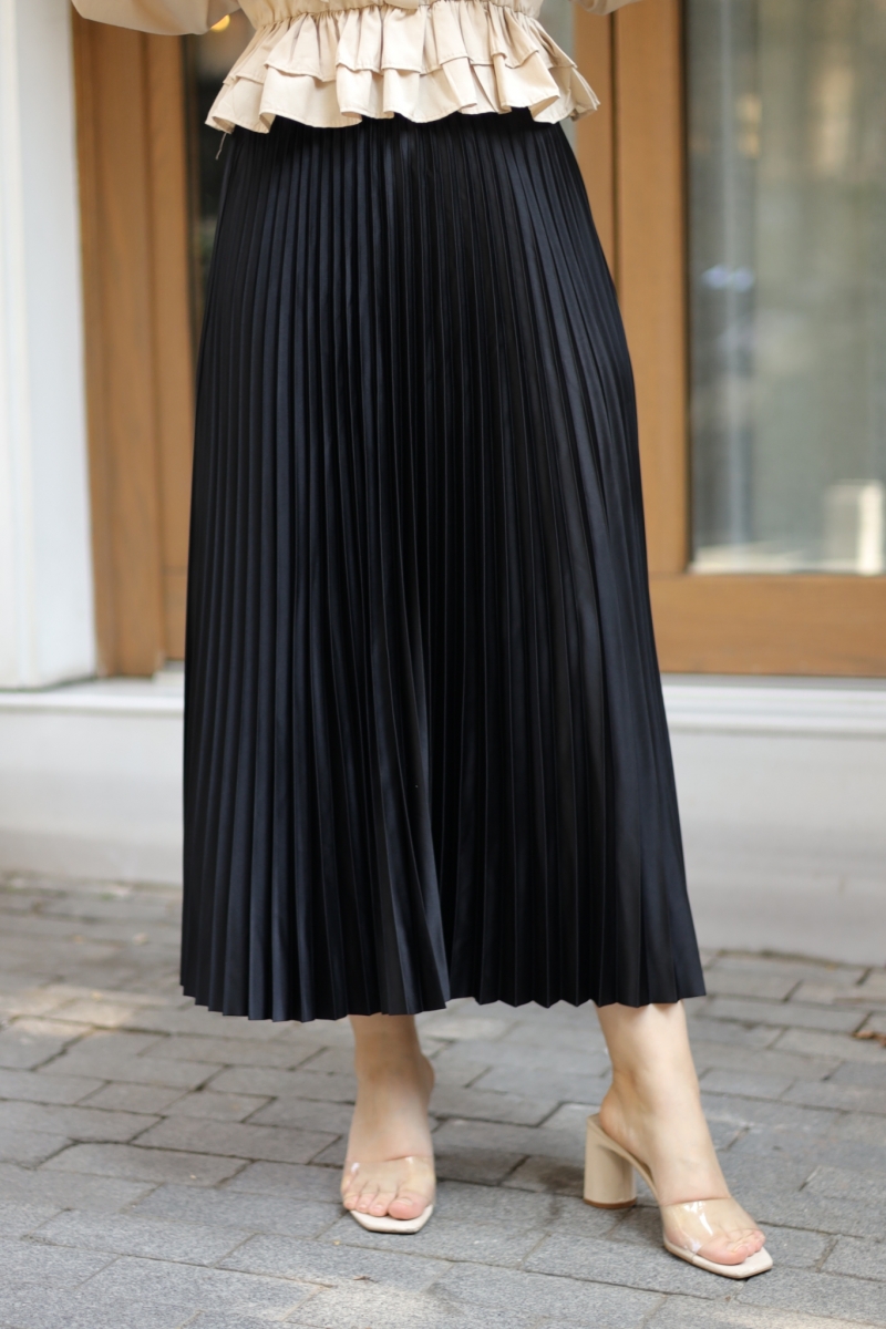 Lariva Black Satin Skirt