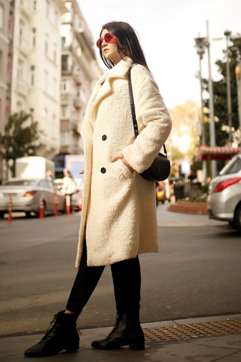 Curly Ekru Pelüş Kaban